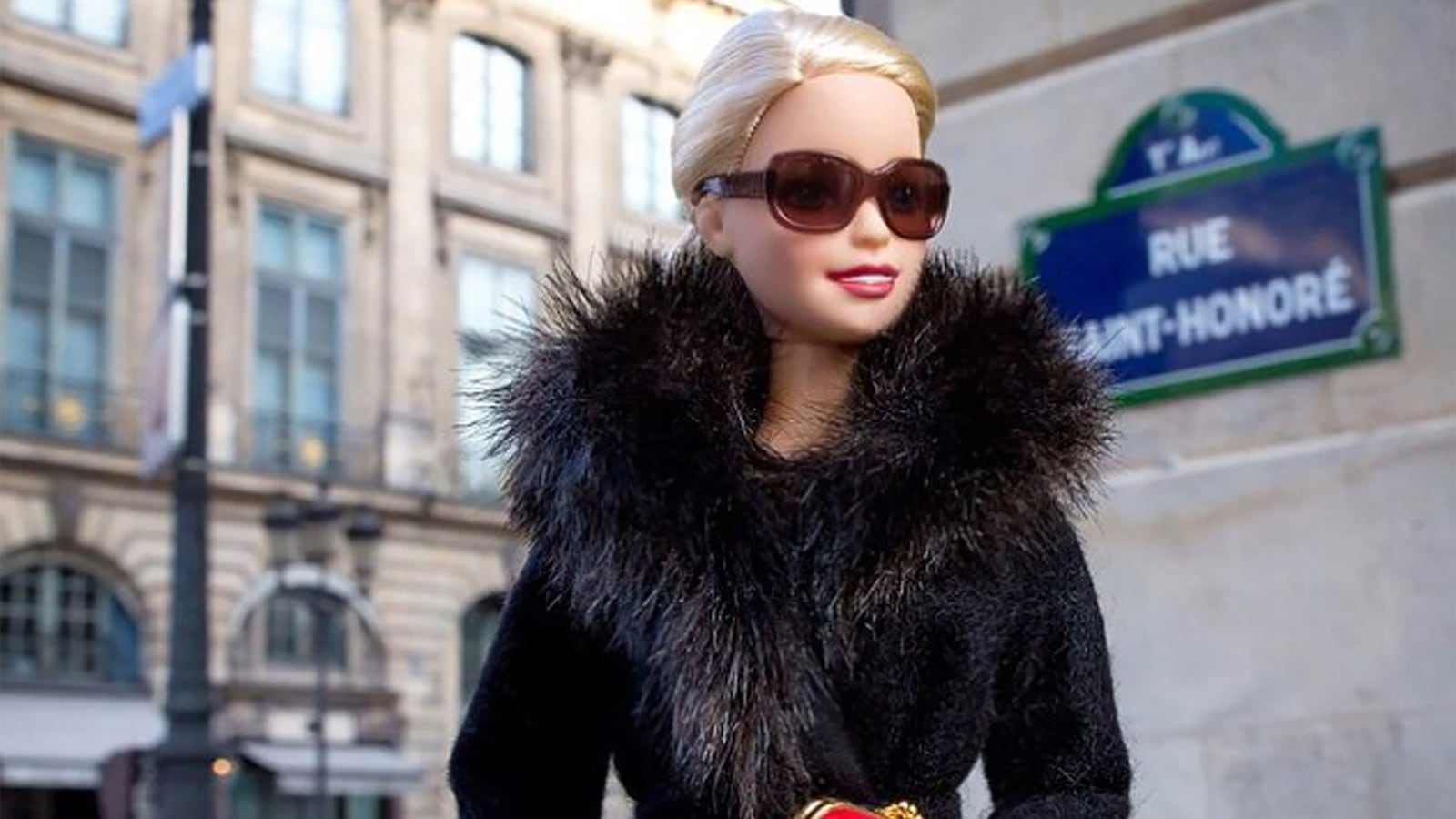 articles/2016/03/14/this-is-how-tomboys-fall-in-love-barbie-princess-of-convention/160313-foreman-barbie-exhibit-tease_oovy1x