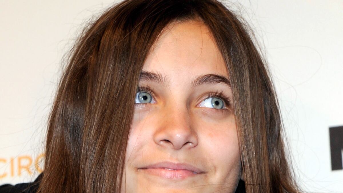 cheats/2011/12/14/paris-jackson-makes-first-solo-appearance/paris-jackson-cs_yotf49