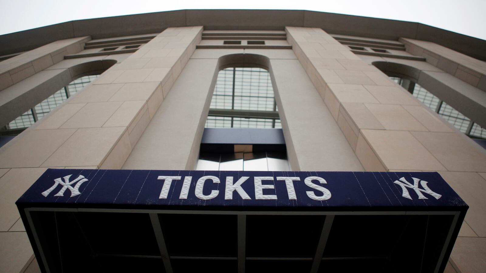 2009-04-03T120000Z_89038973_GM1E5440HQ901_RTRMADP_3_BASEBALL_aqeeeh