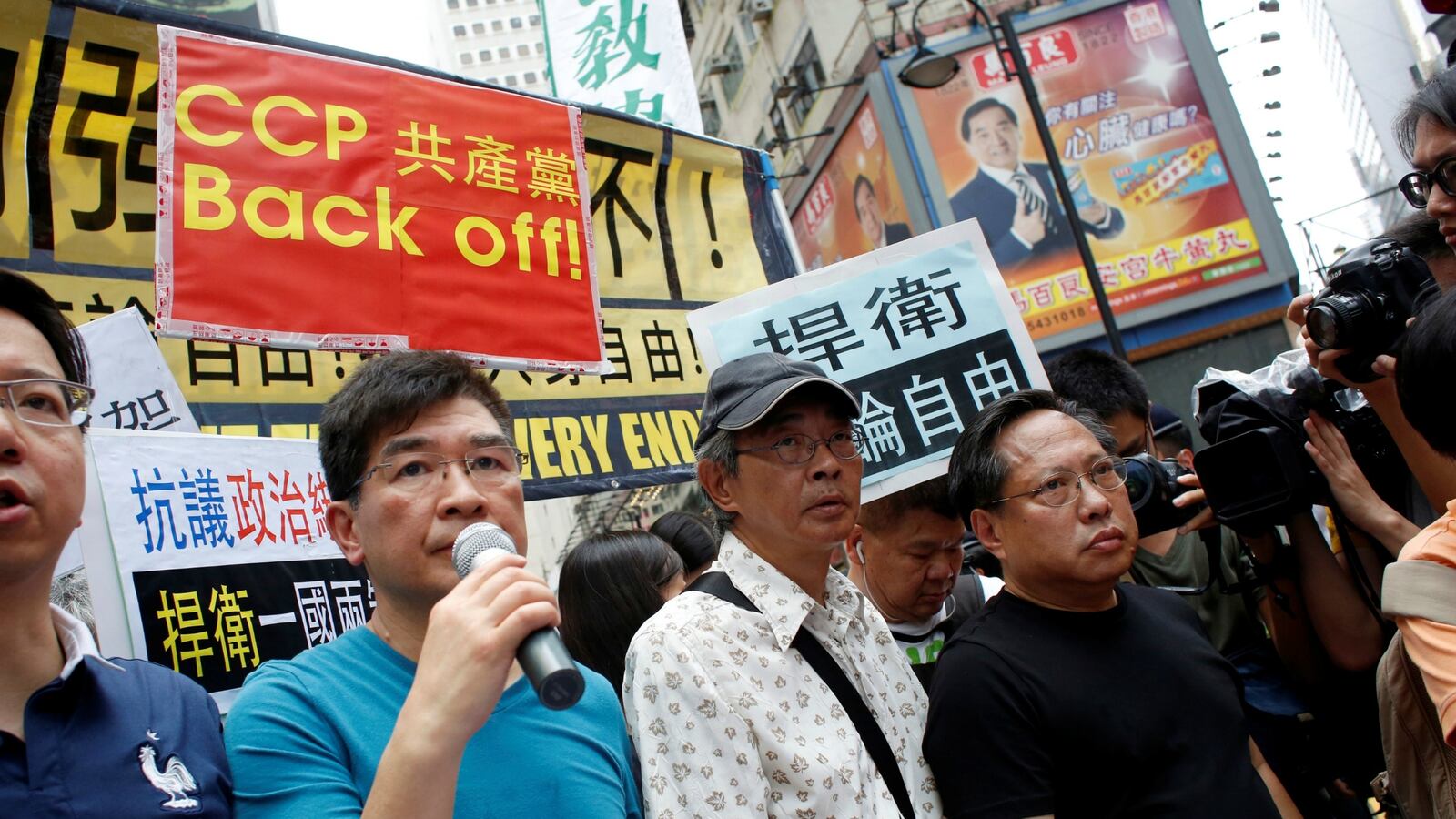 cheats/2016/06/18/chinese-dissident-says-tv-confession-coerced/160618-chinese-dissident-protest-cheat_ms7lkb