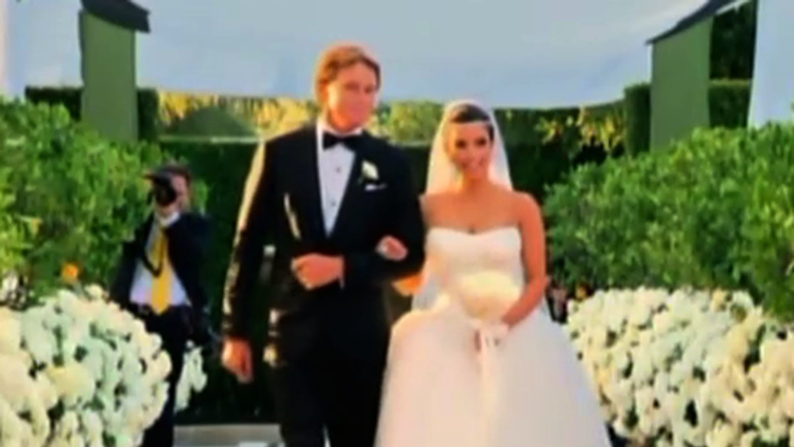cheats/2011/11/01/time-to-stop-keeping-up-with-the-kardashians/111011-E-Kardashian-Wedding2-1200_ptee8z