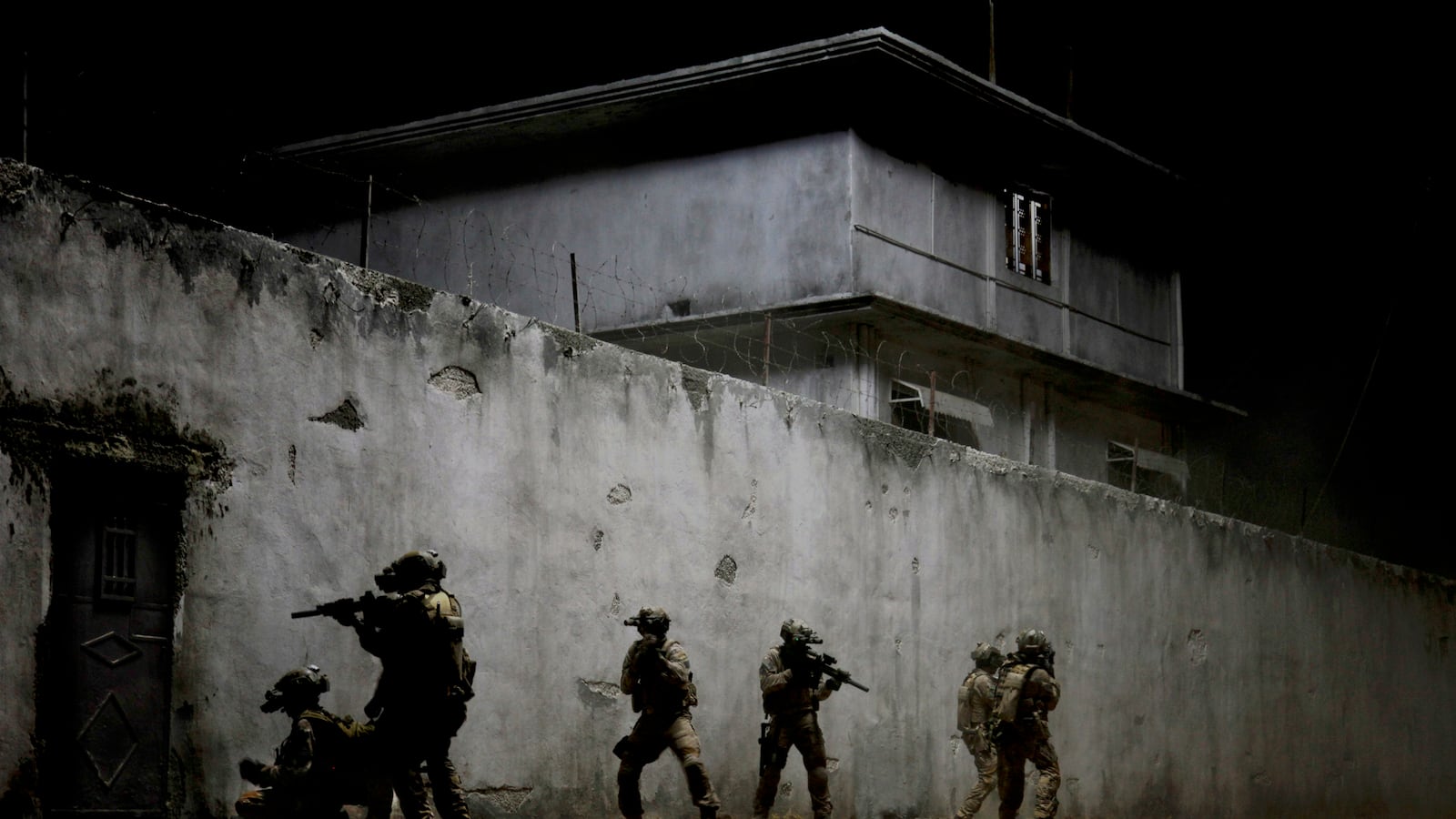 articles/2012/11/29/kathryn-bigelow-oscar-hopeful-zero-dark-thirty-revealed/zero-dark-thirty-stern-tease_fvwge1