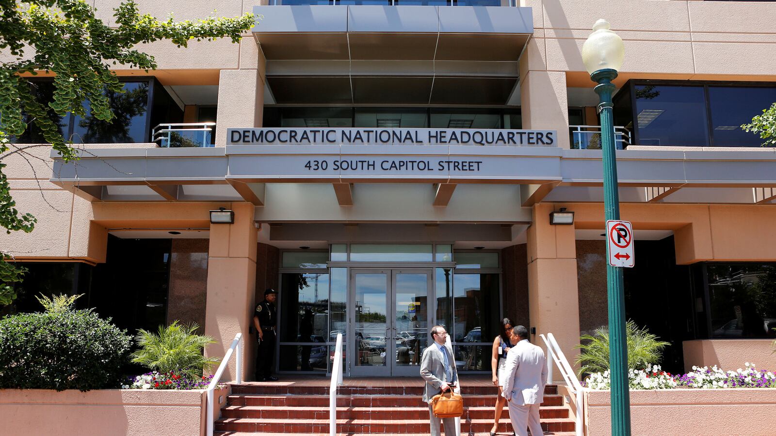 cheats/2016/12/09/cia-russia-tried-to-help-trump-win/161209-russia-hacking-cheat_rkzefe