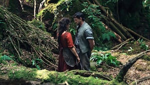 Jessie Buckley stars as Agnes and Paul Mescal as William Shakespeare in Hamnet.