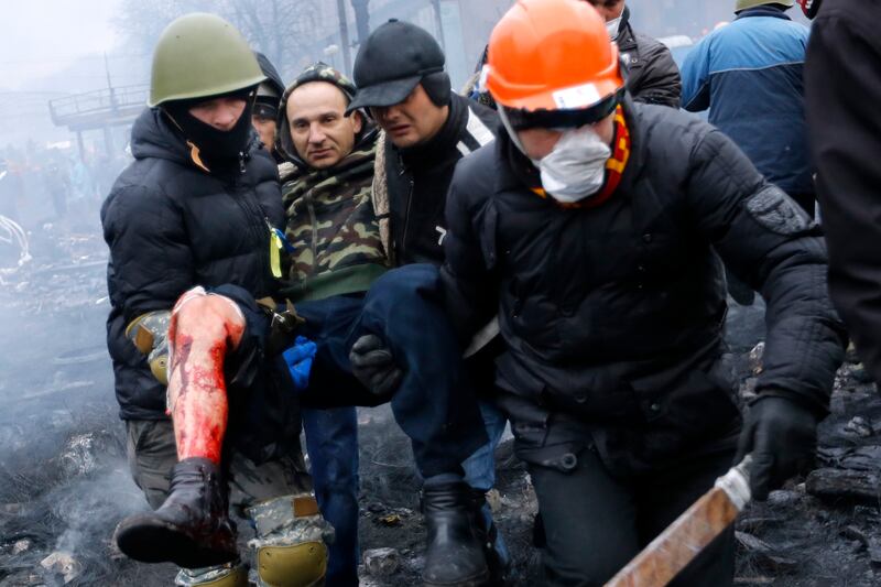 galleries/2014/02/18/an-all-out-battle-erupts-in-ukraine-photos/140220-ukraine-gallery-update-10_okxfbr