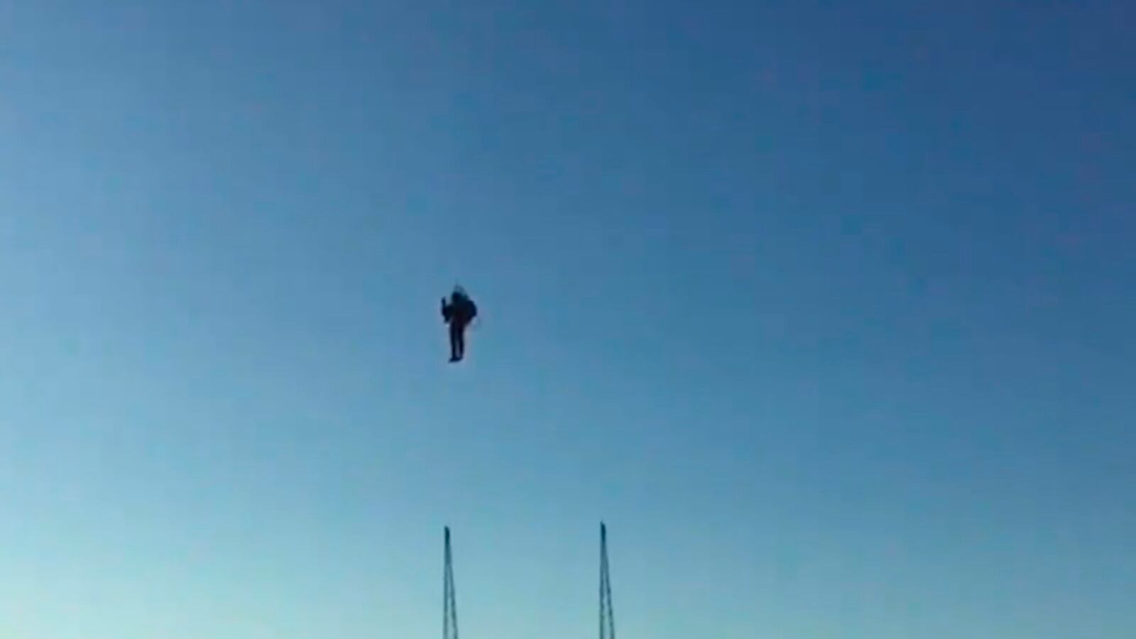 articles/2016/10/05/watch-guy-flies-around-in-an-actual-jetpack/161005-Place-guy-flies-around-jetpack-thames-Tease_b0al4r
