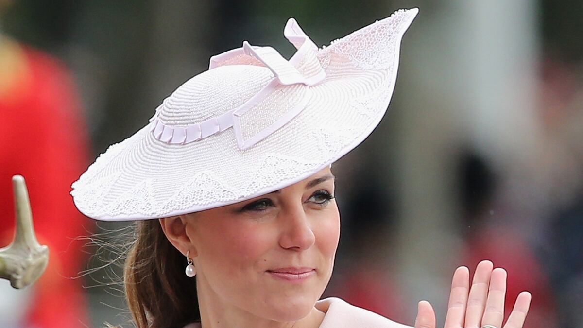 articles/2013/11/05/emilia-jardine-paterson-revealed-as-kate-middleton-s-secret-stylist-the-wall-street-journal-commits-to-online-shopping-platform/130722-kate-middleton-birth-box1_xbnijd