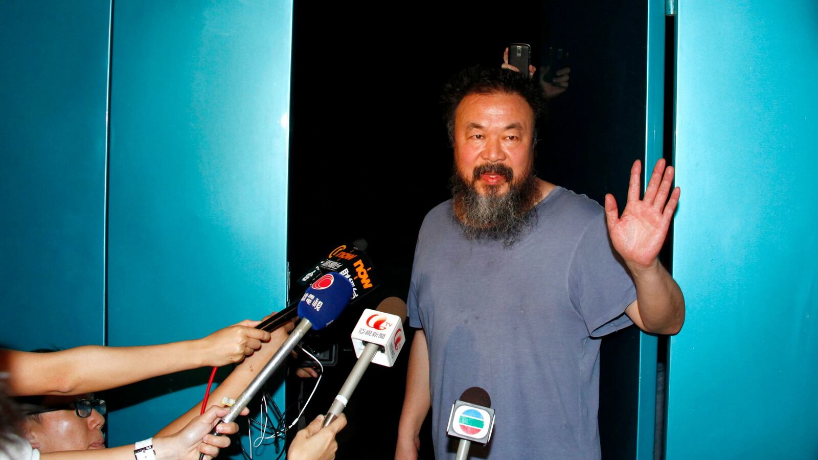 cheats/2015/07/31/u-k-apologizes-to-ai-weiwei/150731-ai-weiwei-cheat_lvwfmy