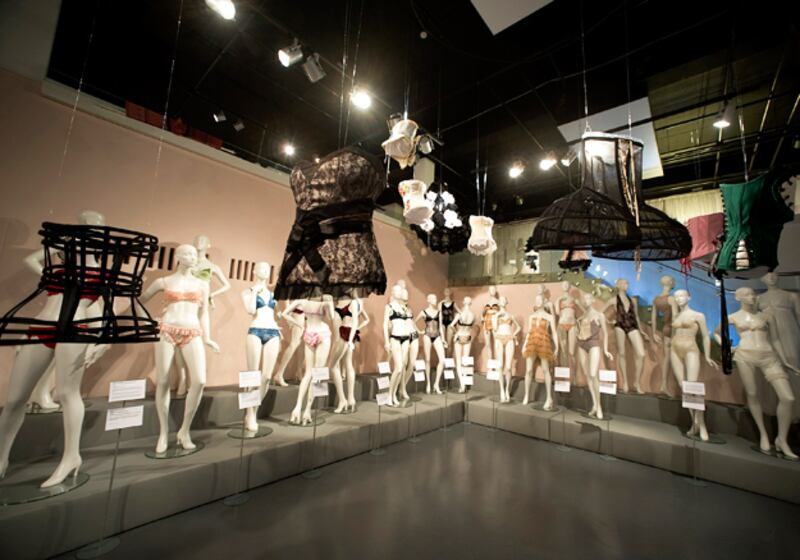 galleries/2009/06/17/the-evolution-of-underwear/fashion-underwear-3_bo2pul