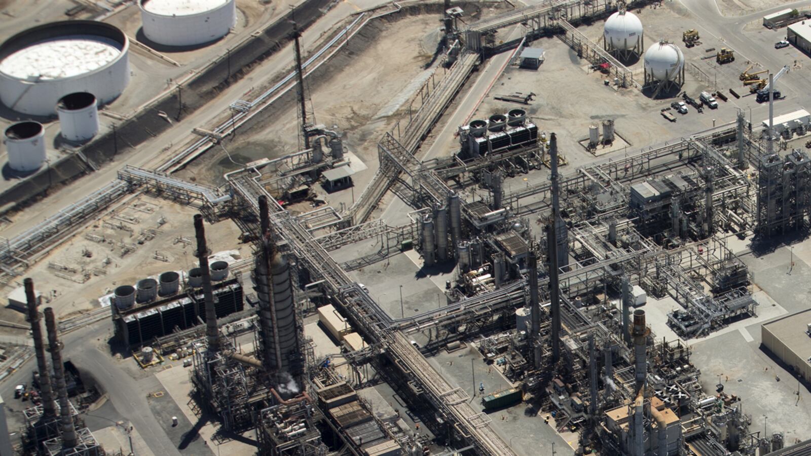 cheats/2015/08/14/oil-prices-hit-6-5-year-low/150814-oil-refinery-cheat_g8g3h3