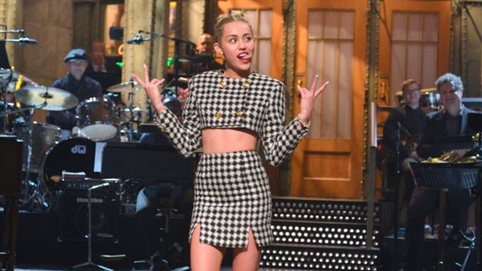 articles/2013/10/06/miley-cyrus-twerks-out-a-stellar-saturday-night-live-hosting-stint/131006-fallon-miley-snl-tease_lpjic5