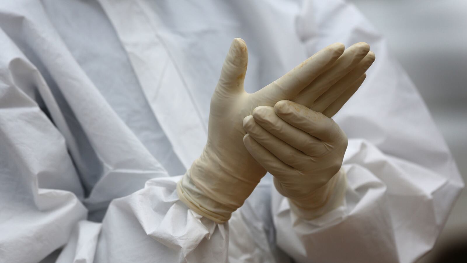 cheats/2014/10/15/nurses-wore-no-protection-for-ebola-case/141015-ebola-glove-cheat_harlzg