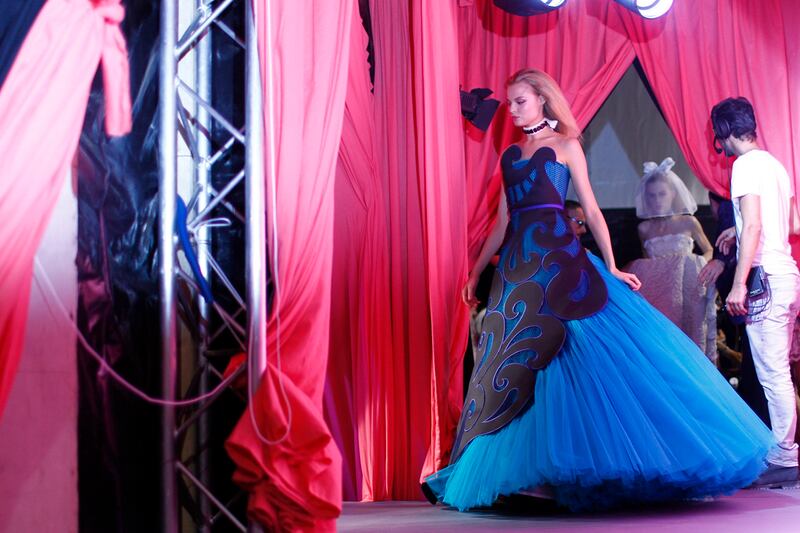 galleries/2011/10/03/viktor-rolf-backstage-photos/viktor-rolf-fashion-17_gu1dig