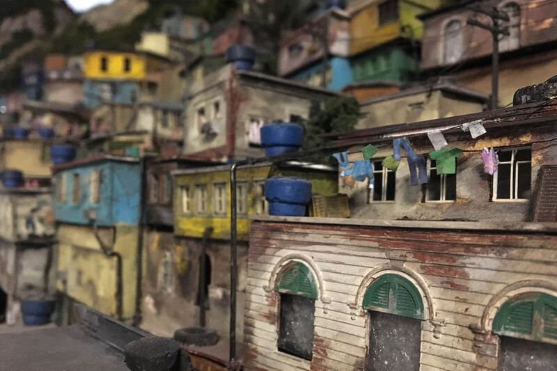 galleries/2017/04/06/miniaturists-lavish-big-love-on-their-small-world-recreations-of-global-landmarks/170406-Gulliver-gate-GAL-03_c6q7pr