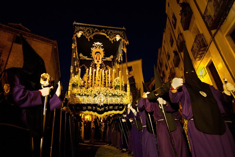 galleries/2014/04/18/flagellations-crucifixions-and-processions-good-friday-around-the-world-photos/140418-good-friday-spain_fmq2h6