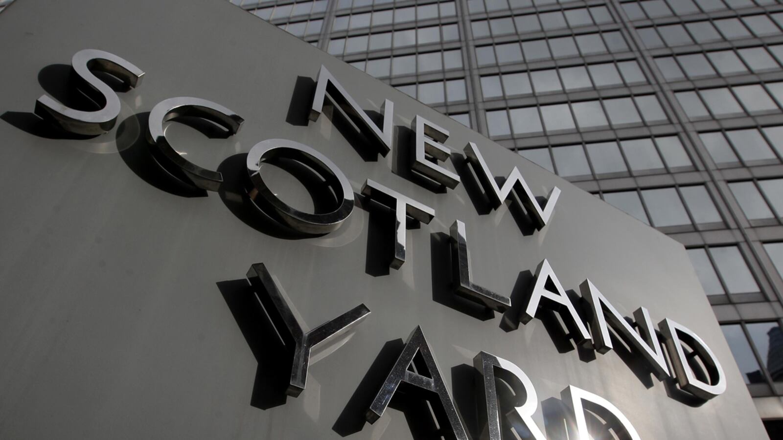articles/2011/07/13/u-s-law-enforcement-worried-scotland-yard-too-cozy-with-the-press/scotland-yard-hacking-shenon_wljszt
