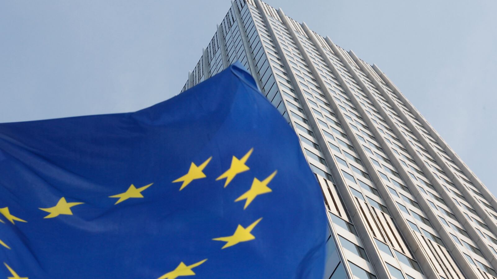 cheats/2011/11/20/ross-douthat-the-end-of-european-democracy/eurozone-debt-crises-united-states-fears-cs_dctny6