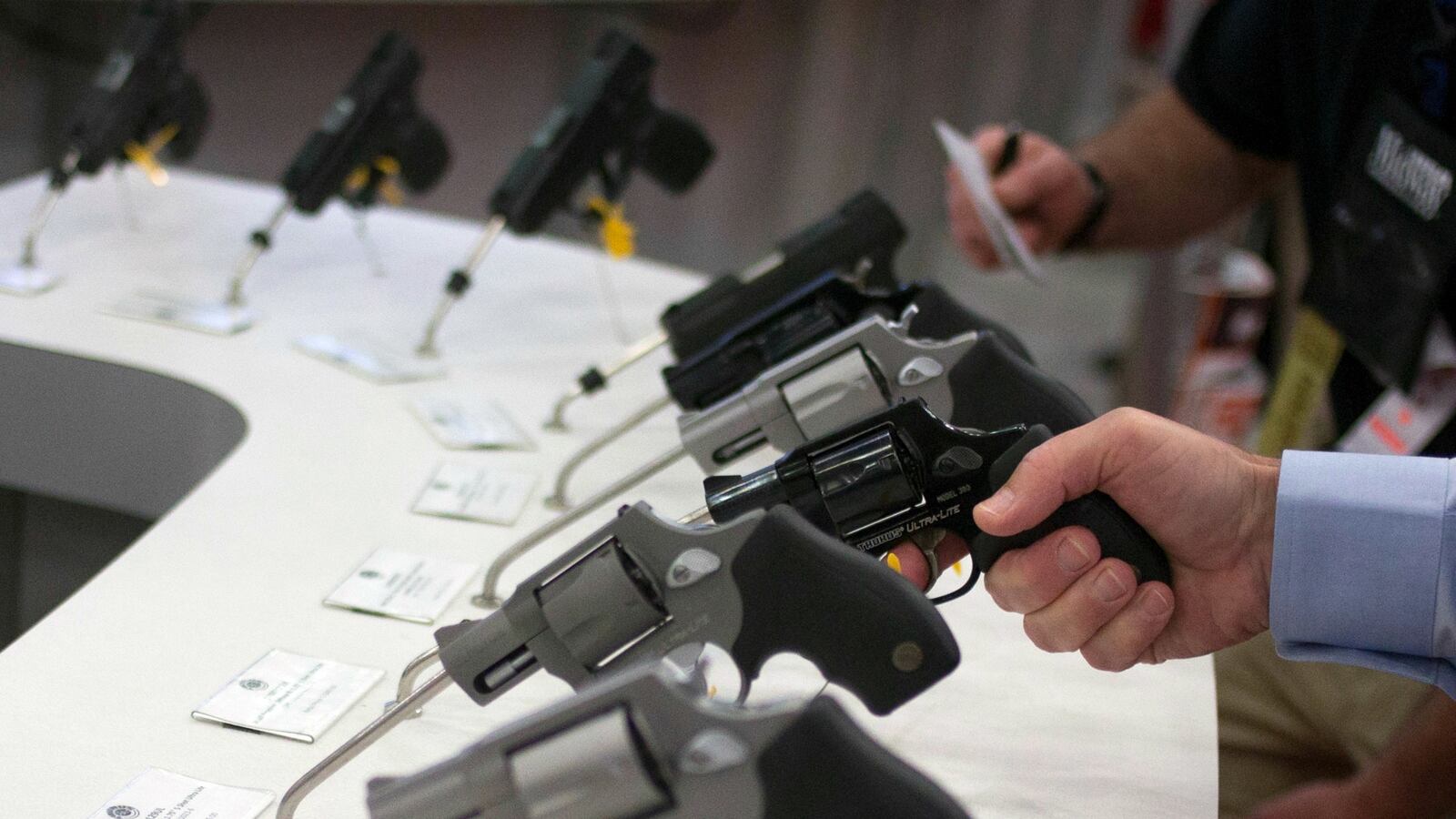 cheats/2015/05/29/open-carry-handgun-bill-passes-in-texas/150529-texas-gun-cheat_r3gjs5