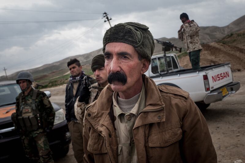 galleries/2015/03/19/uncovering-isis-s-mass-graves/150318-sayman-graves4_dumwff