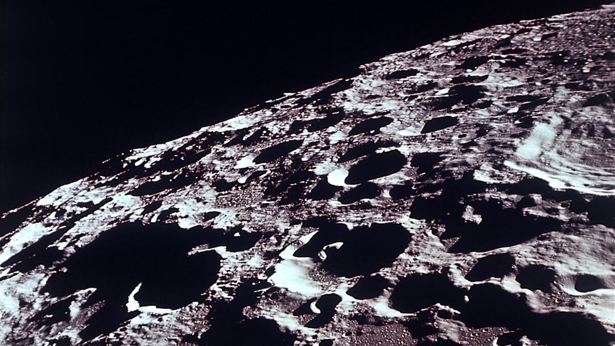 cheats/2011/08/03/study-earth-once-had-two-moons/moon-cheat_al4mls