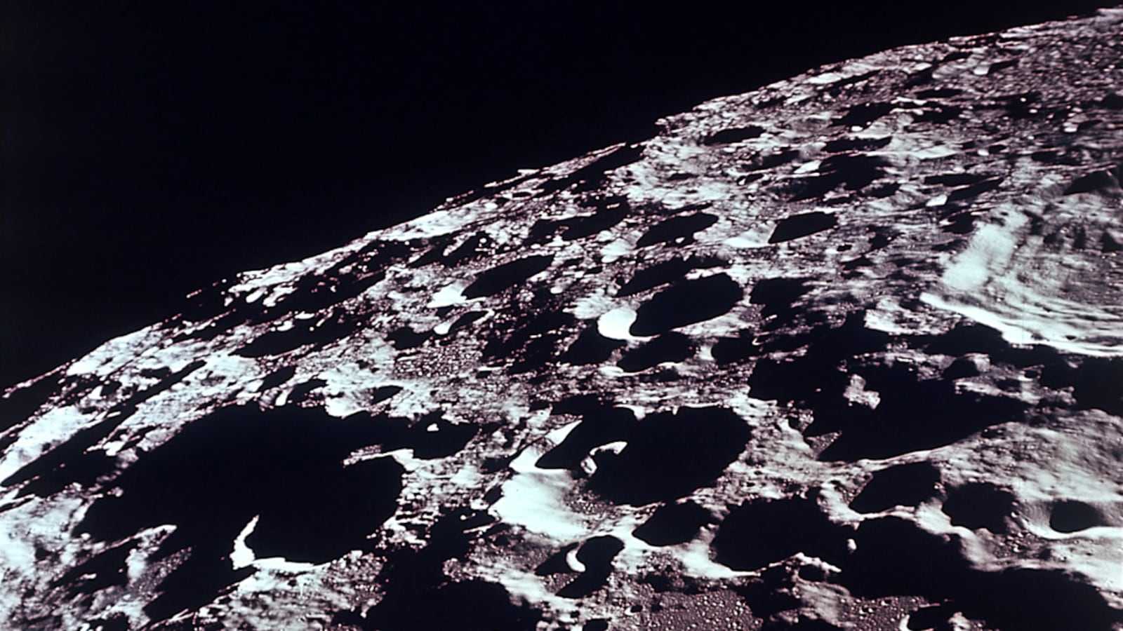 cheats/2011/08/03/study-earth-once-had-two-moons/moon-cheat_al4mls