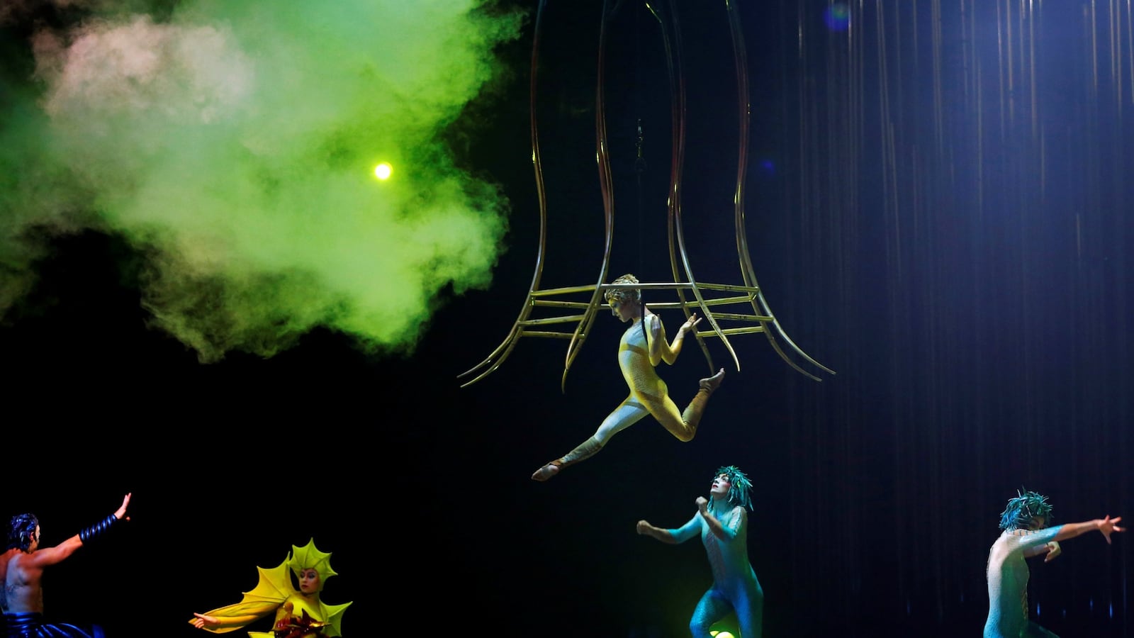 cheats/2016/12/01/cirque-du-soleil-co-founder-s-son-killed-in-on-set-accident/161130-cirque-du-soleil-accident-cheat_pmhxba