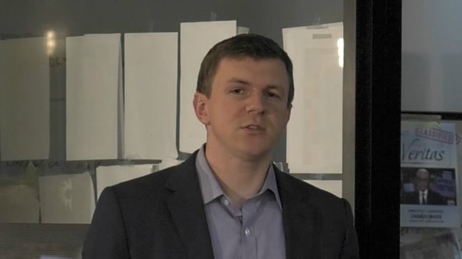 180113-james-okeefe-trump-birtherism-cheat_xr5o7u