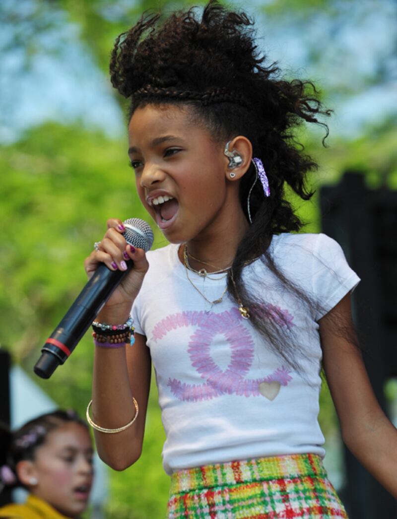 galleries/2012/07/30/too-young-for-makeup-kylie-jenner-willow-smith-more-photos/too-young-makeup-smith_ttbtdc