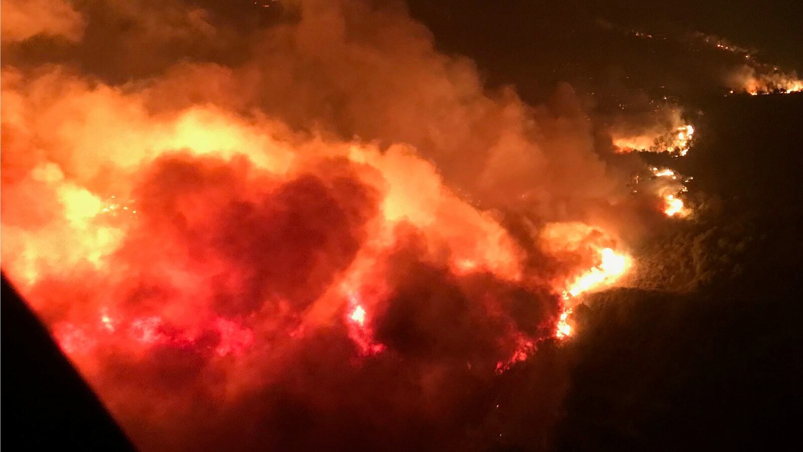 171011-california-wildfires-deaths-injuries-cheat_aoyuqf