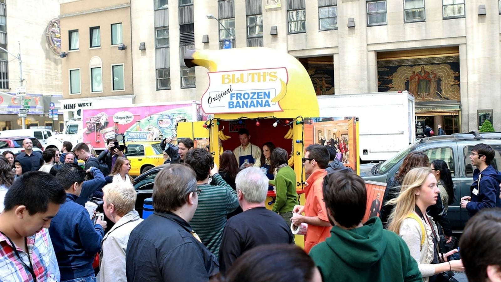 articles/2013/05/17/never-nudes-flock-to-arrested-development-banana-stand/arrested-development-banana-tease_o3cj6m