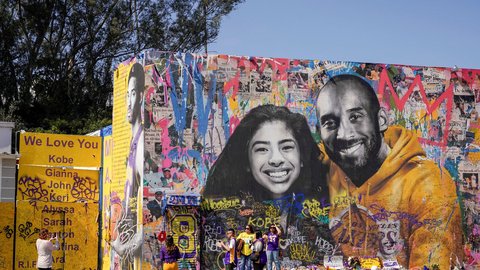 2020-02-25T083329Z_667984473_RC297F9YS1H6_RTRMADP_3_PEOPLE-KOBE-BRYANT_hqdct9
