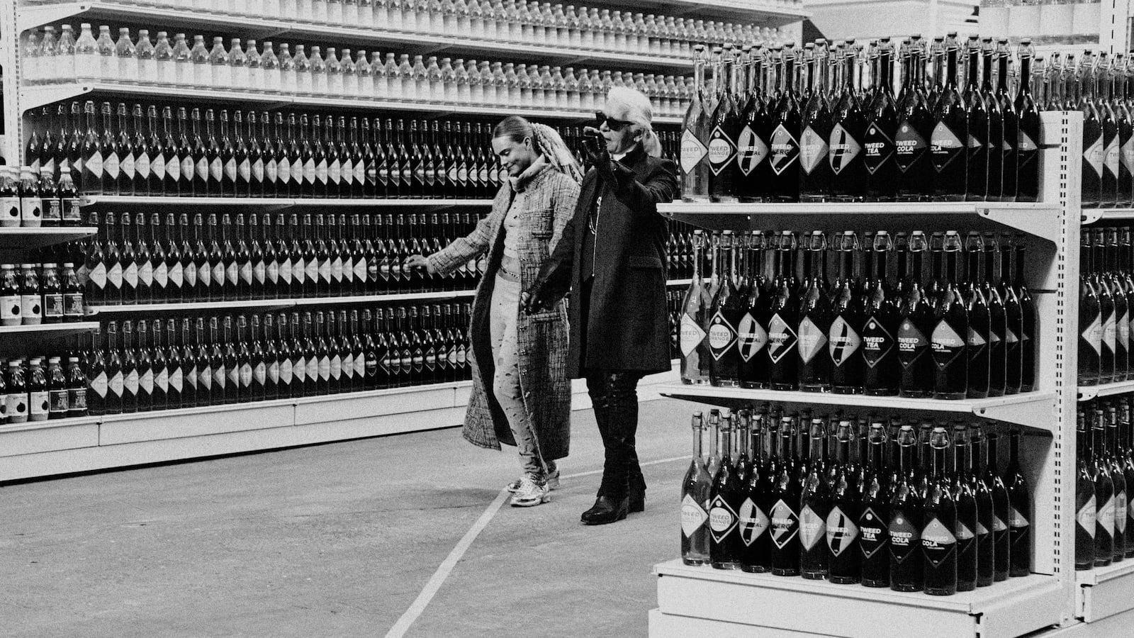 galleries/2014/03/05/shop-til-you-drop-at-chanel-fall-winter-2014-paris-fashion-week-photos/140305-harry-carr2_izauwj