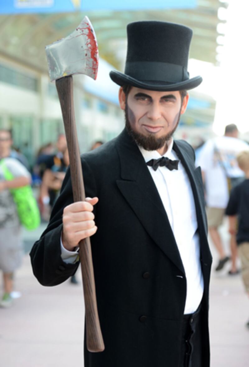 galleries/2012/07/16/the-craziest-costumes-from-comic-con-2012-photos/comic-con-costumes-abe-lincoln_ccucrv