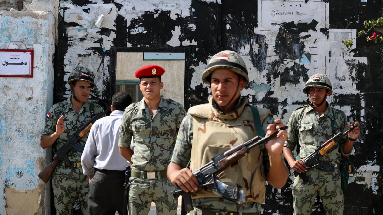 cheats/2012/06/18/egyptian-generals-flex-after-vote/egypt-military-new-powers-following-election-cheat_pdpcvy