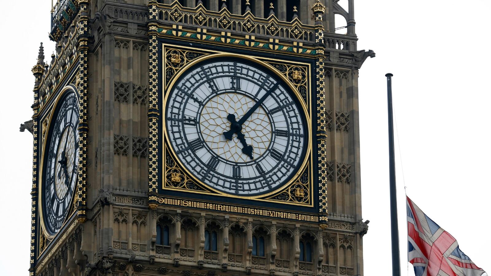 cheats/2015/06/30/clocks-pause-at-midnight-for-leap-second/150630-big-ben-cheat_klecpz