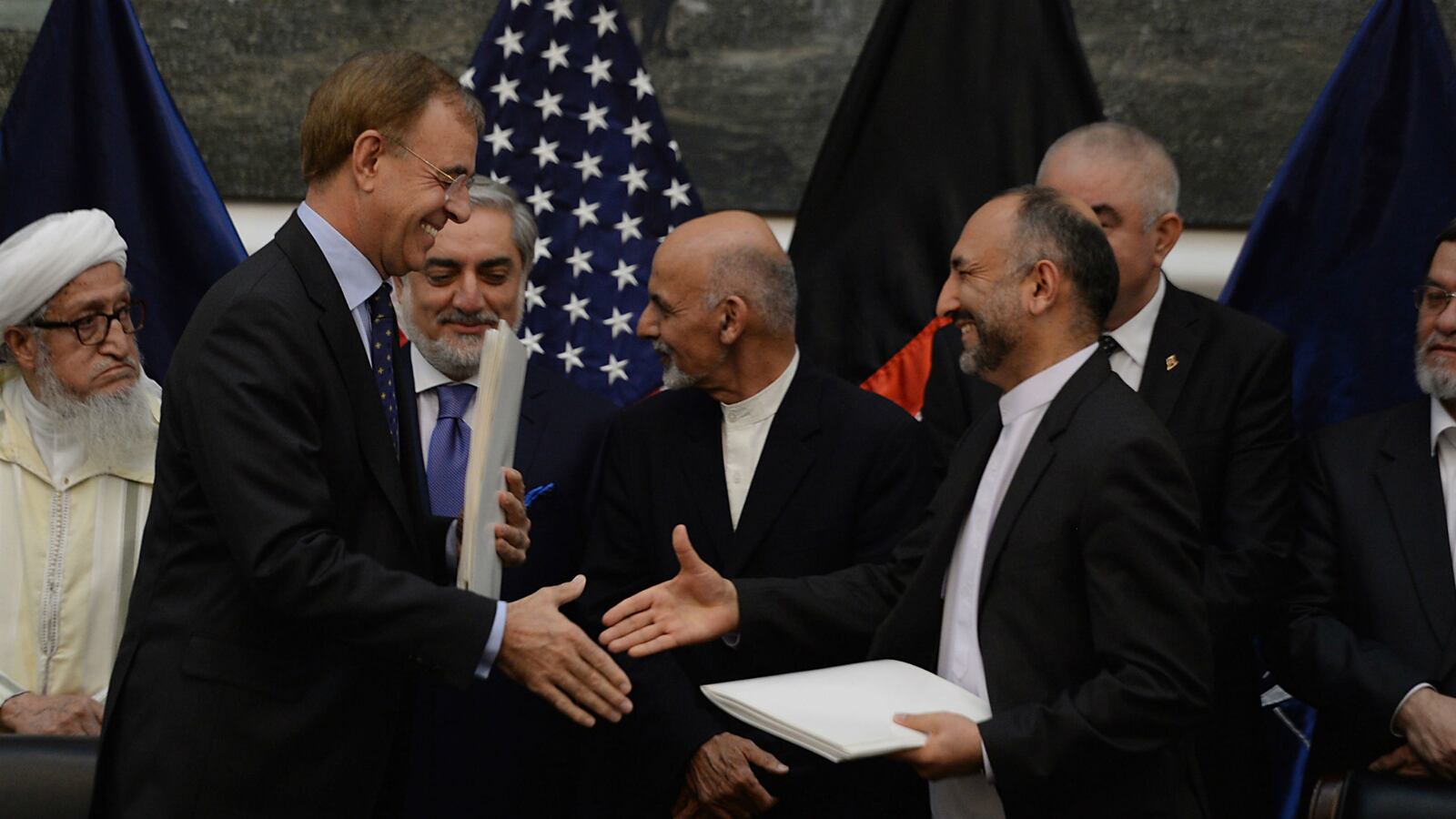 cheats/2014/09/30/u-s-and-afghanistan-sign-security-pact/140930-usafghan-cheat_yvgtp8