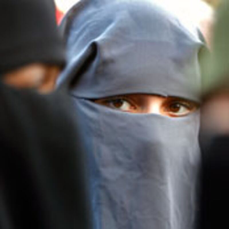 articles/2010/07/17/france-bans-veil/heydarpour-veil_114188_kagl18