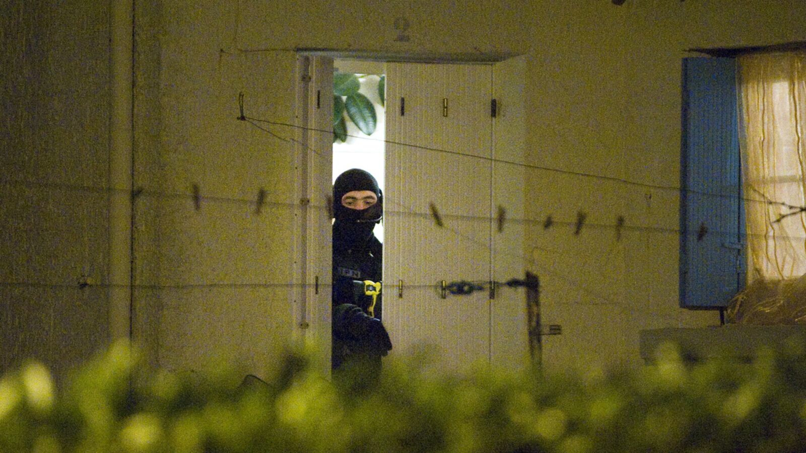 cheats/2012/03/30/france-arrests-19-radical-islamists/france-police-arrest-19-radical-islamists-cheat_nwrgrh