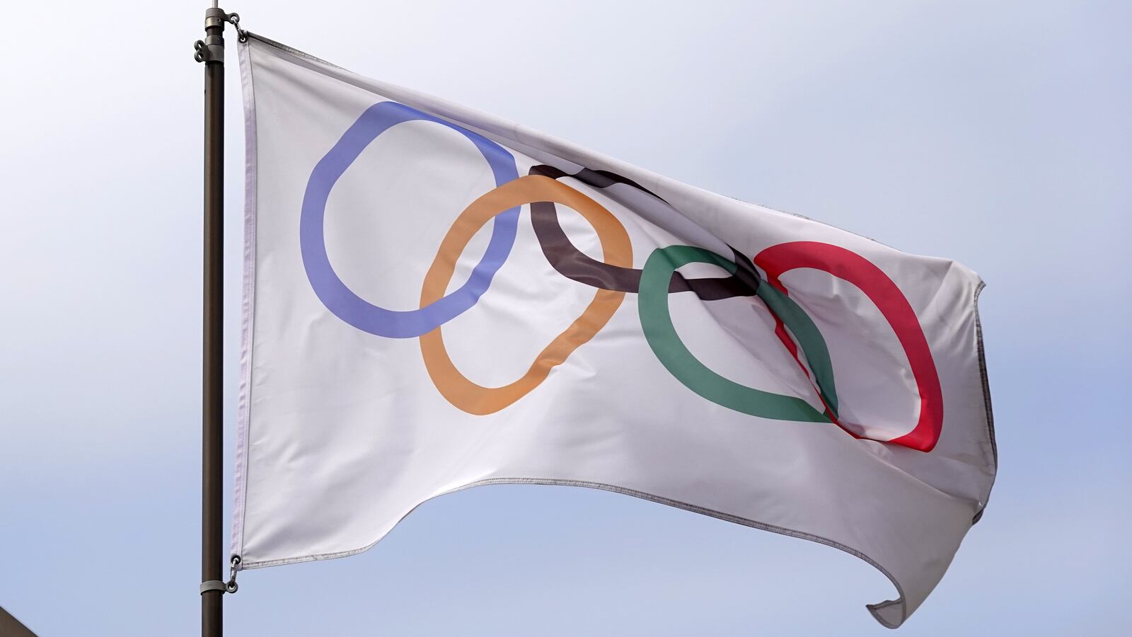 LOS ANGELES, CALIFORNIA - MARCH 30: An Olympic rings flag at the University of Southern Californiaon March 30, 2025 in Los Angeles, California. (Photo by Kirby Lee/Getty Images)