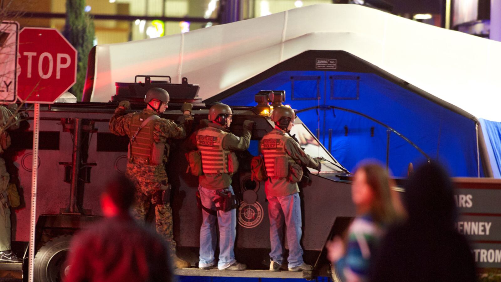 cheats/2012/12/12/three-killed-at-oregon-mall/oregon-mall-shooting-cheat_u8gmja