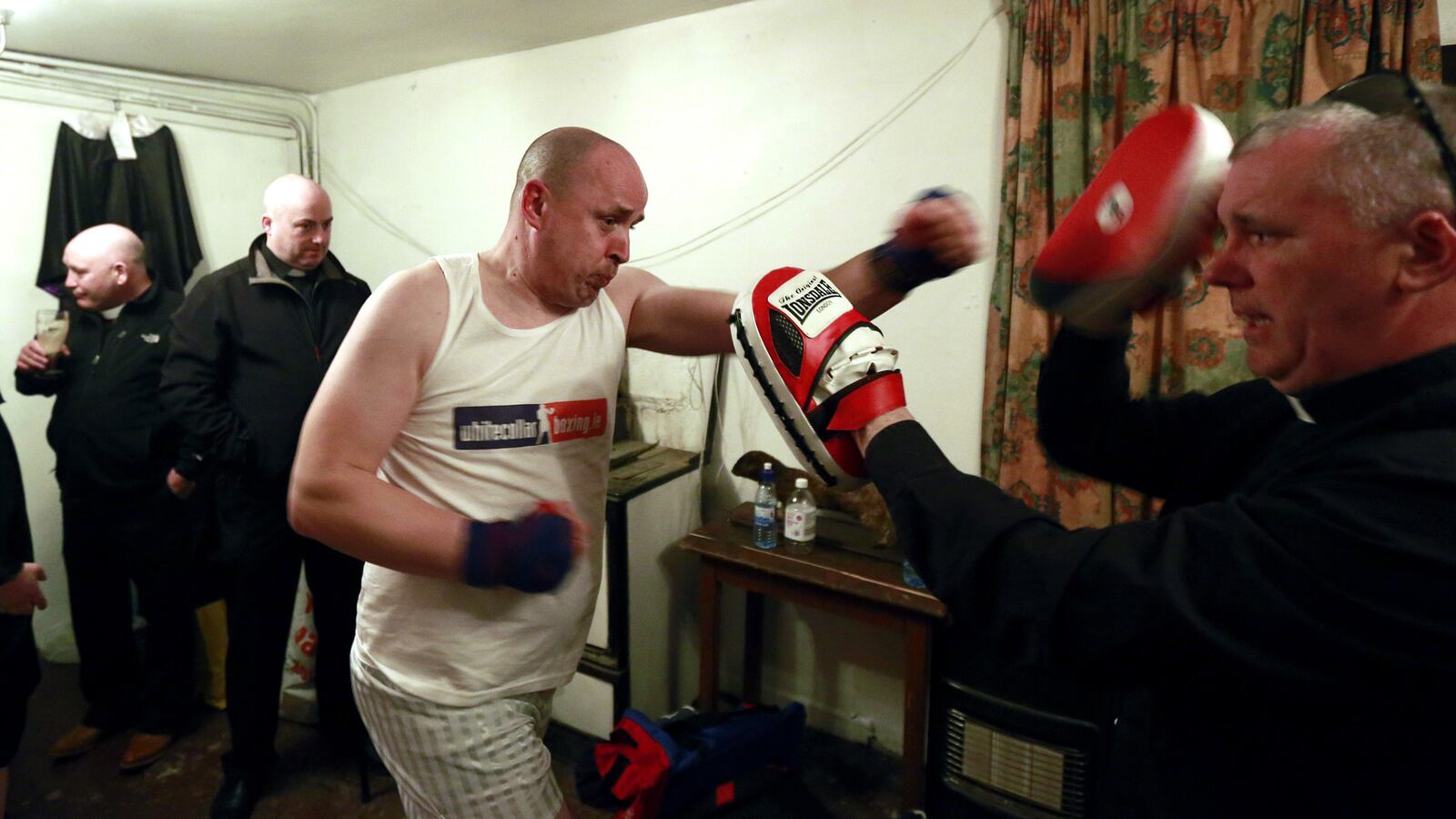 galleries/2015/04/05/pray-father-pepper-doesn-t-punch-you-out/150318-boxing-priest-07_azewcs