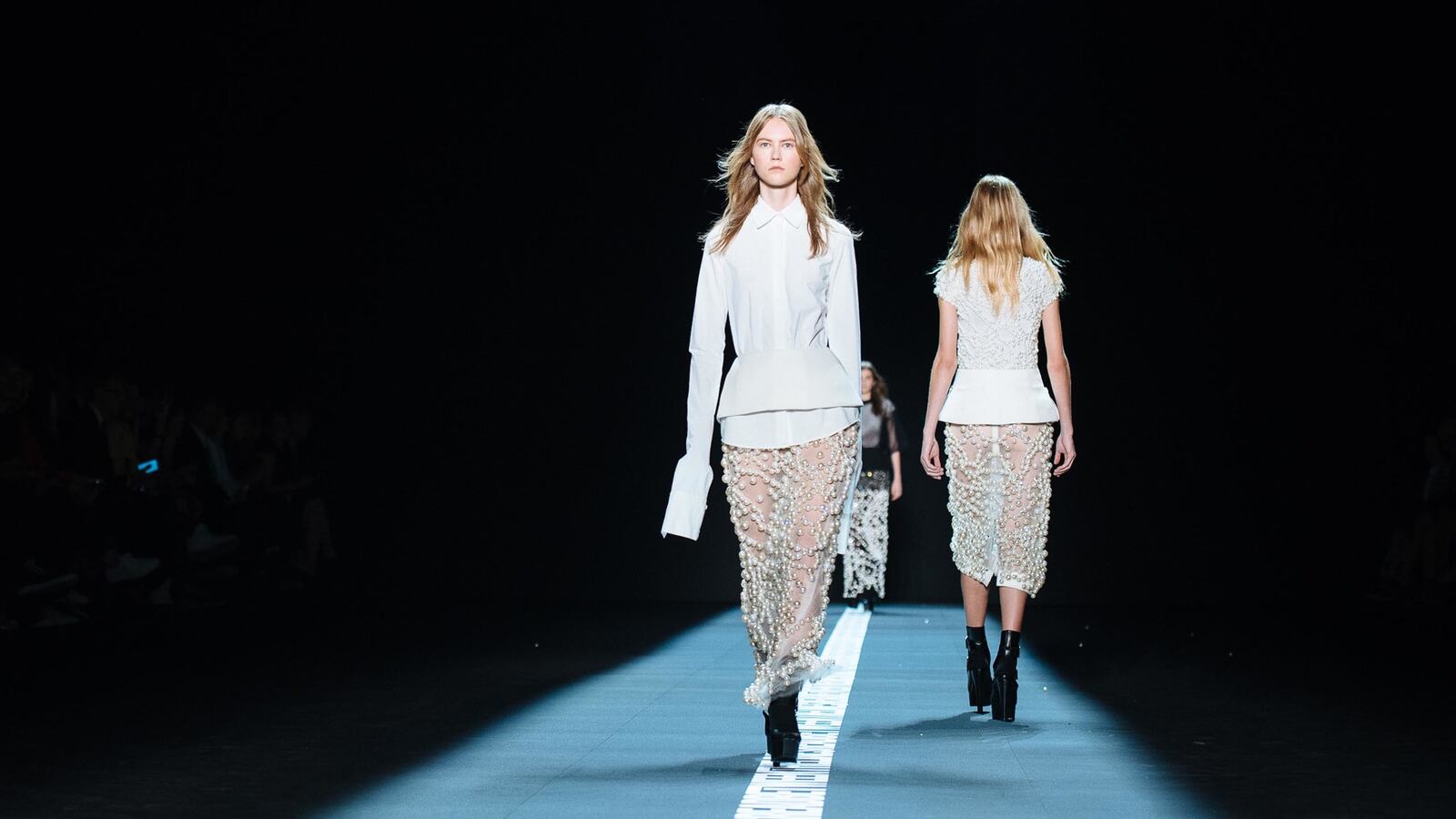 articles/2016/09/14/her-nyfw-show-revealed-why-women-love-vera-wang/160914-teeman-vera-wang-tease_sumitg