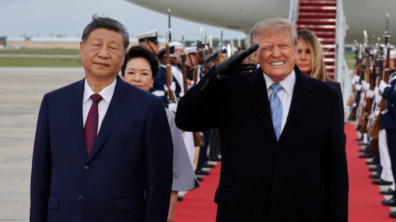 US President Donald Trump salutes next to Chinese President Xi Jinping as he arrives ahead of a state visit at Joint Base Andrews, Maryland, US, September 23, 2026. REUTERS/Jonathan Ernst      TPX IMAGES OF THE DAY