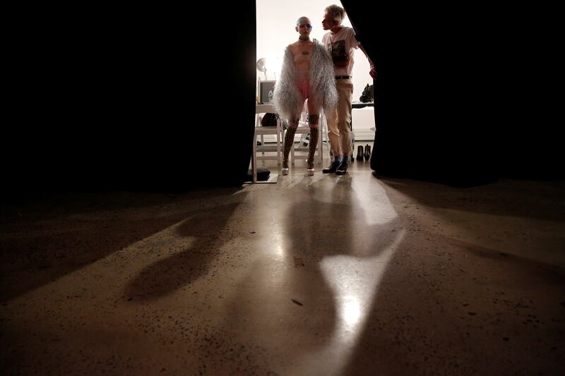 galleries/2016/09/15/photos-backstage-at-new-york-fashion-week-2016/160914_backstage-NYFW11_spomzg