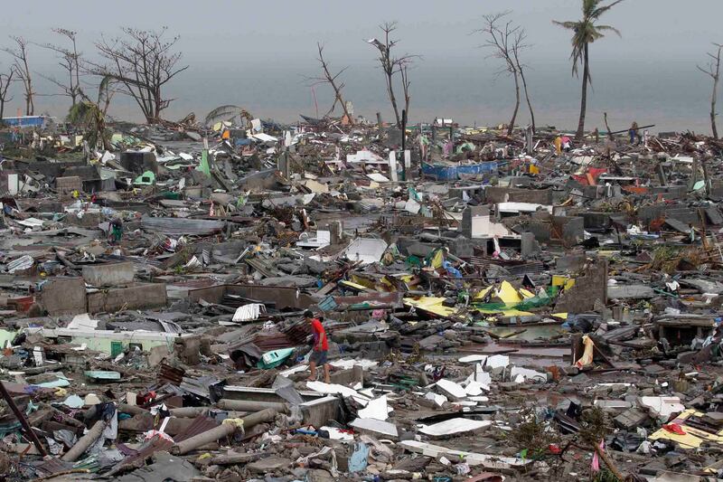 galleries/2013/11/08/monster-typhoon-haiyan-barrels-into-philippines-photos/131110-typhoon2_k4tamc