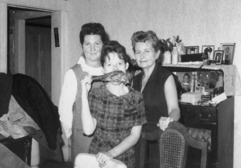 galleries/2010/11/22/awkward-thanksgiving-family-photos/awkward-thanksgiving---turkey-leg_ystus2