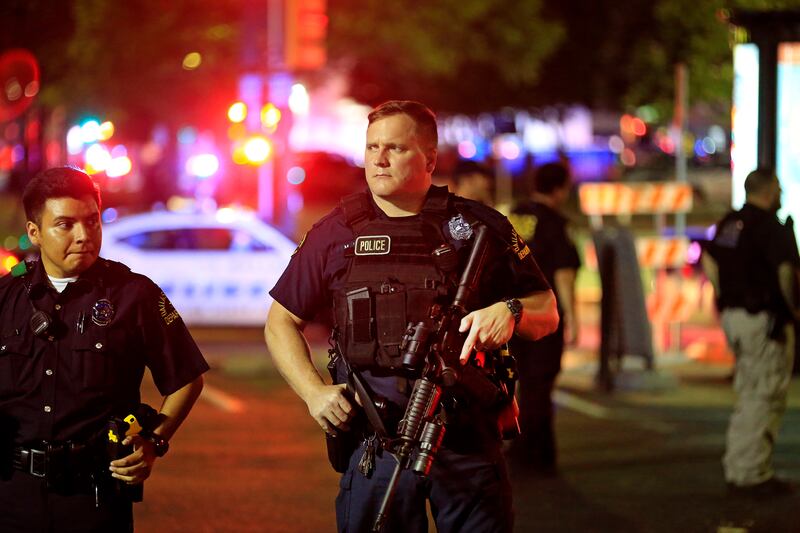 galleries/2016/07/08/scenes-from-the-dallas-black-lives-matter-protest-police-shootings-photos/160708-dallas-shooting1_pt2coj