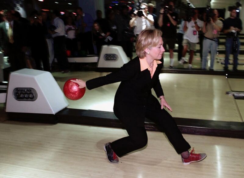 galleries/2010/02/16/politicians-bowling/politicians-bowling---clinton_vmpnn7