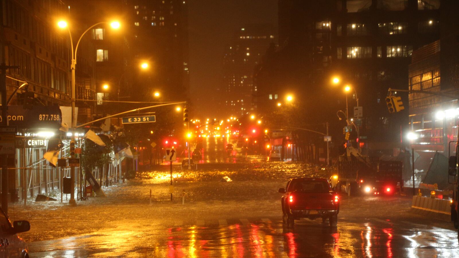 cheats/2012/10/29/5-confirmed-dead-in-storms/34th-st-hurricane-sandy_i39b0q