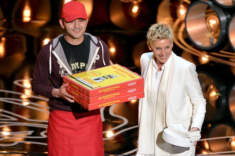 articles/2014/03/03/was-the-oscars-pizza-any-good-8-burning-questions-about-the-show/140303-fallon-oscar-questions-tease_uhevhv